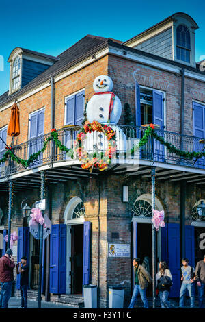 Lebendige Taverne mit Schneemann und Urlaub Dekorationen an der Ecke Bourbon / St. Ann Street, French Quarter, New Orleans, LA Stockfoto