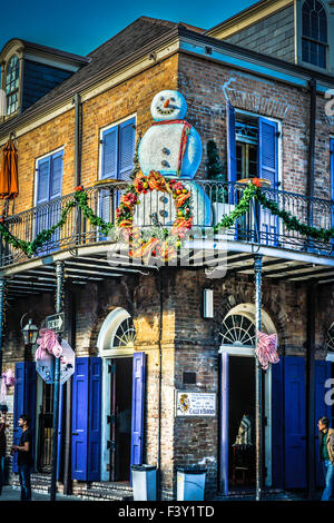 Lebendige Taverne mit Schneemann und Urlaub Dekorationen an der Ecke Bourbon / St. Ann Street, French Quarter, New Orleans, LA Stockfoto