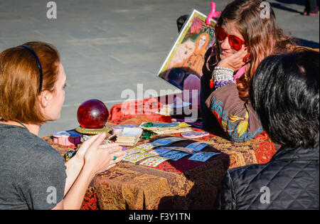 Wahrsagerin liest Tarotkarten Client mit Crystal Ball in der Nähe in Jackson Square im French Quarter, New Orleans, LA Stockfoto