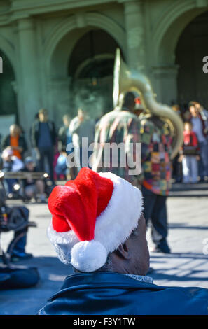 Rückansicht der Mann trägt Weihnachtsmütze-Unterhaltung von Straßenmusikern, Jackson Square, French Quarter, New Orleans, LA Stockfoto