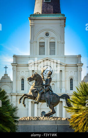 Ein Reiterstandbild von General Andrew Jackson vor der St. Louis Cathedral, French Quarter, Jackson Square, New Orleans, LA Stockfoto