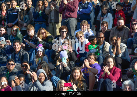 Vielzahl von unterschiedlichen Menschen in den USA sitzen auf der Tribüne zu reagieren und ein Ereignis zu beobachten Stockfoto