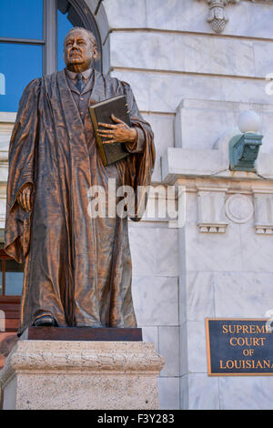 Statue von Edward Douglass White vor dem Obersten Gericht von Louisiana an der Royal Street in New Orleans, LA, USA Stockfoto