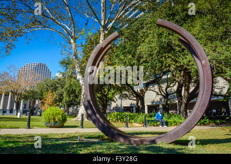 Metallskulptur des französischen Künstlers Bernar Venet befindet sich im historischen Lafayette Square Park in New Orleans, LA, USA Stockfoto