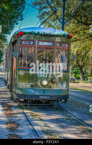 Eingerichtet für die Feiertage, macht die berühmte St. Charles Straßenbahn seinen Weg in New Orleans, LA Stockfoto