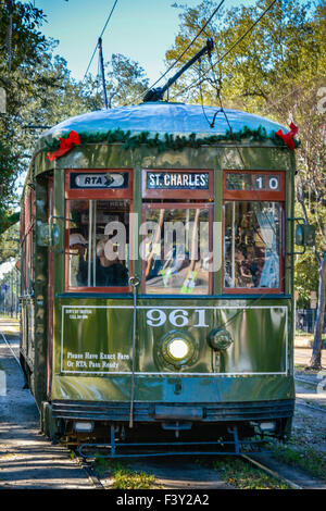 Eingerichtet für die Feiertage, macht die berühmte St. Charles Straßenbahn seinen Weg in New Orleans, LA Stockfoto