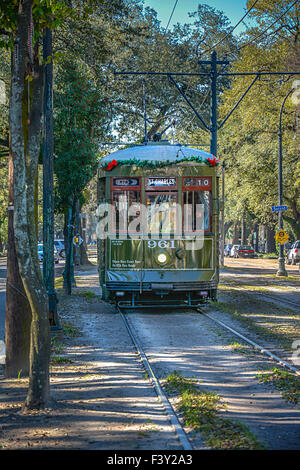 Eingerichtet für die Feiertage, macht die berühmte St. Charles Straßenbahn seinen Weg in New Orleans, LA Stockfoto