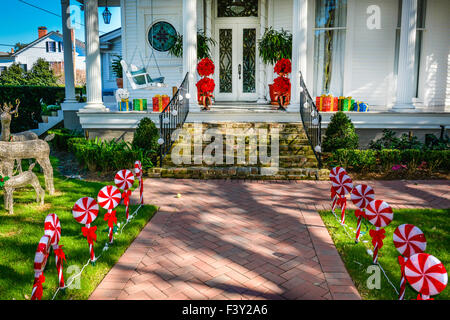 Hof und Veranda eingerichtet für den Urlaub mit Rentier und Candy Canes in einem Herrenhaus Garden District in New Orleans, LA Stockfoto