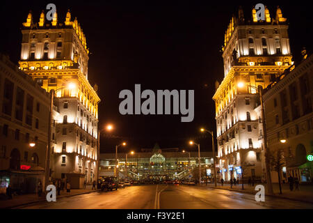 Zwei Türme am Bahnhof in Minsk Stockfoto