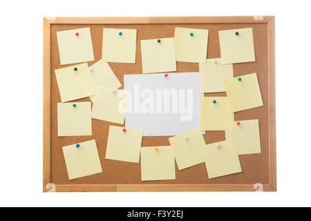 Pinnwand und leeres Papier Notizen. Stockfoto