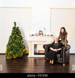 Porträt der Großmutter und Tochter zu Weihnachten Stockfoto