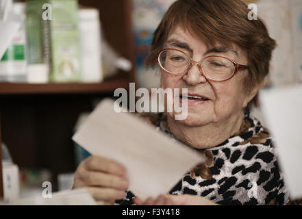 Ältere Frau liest einen Brief Stockfoto