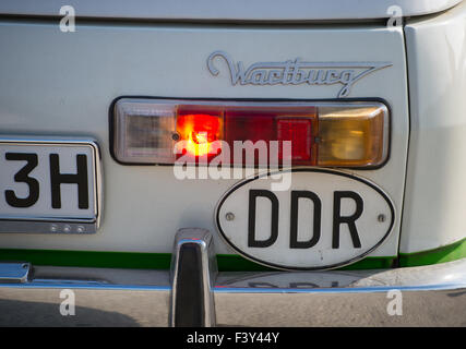 Lauchhammer, Deutschland. 26. Sep 2015. Das Heckteil inklusive Rückleuchten und ein Zeichen, das "DDR" (Abkürzung für Deutsche Demokratische Republik, DDR) eines Wartburg Autos in Lauchhammer, Deutschland, 26. September 2015 liest. Foto: Patrick Pleul/Dpa/Alamy Live News Stockfoto