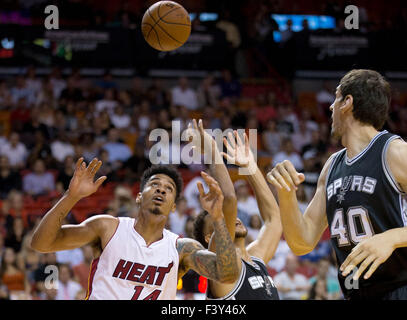 12. Oktober 2015 - Miami, Florida, USA - Miami Heat guard Gerald Green (14) Augen eine lockere Kugel gegen die Spurs bei AmericanAirlines Arena in Miami, Florida am 12. Oktober 2015. (Kredit-Bild: © Allen Eyestone/das Palm Beach Post über ZUMA Draht) Stockfoto