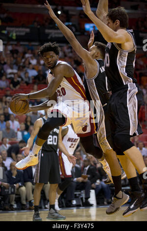 12. Oktober 2015 - Miami, Florida, USA - Miami Heat weiterleiten Justise Winslow (20) Laufwerke aus, die die Grundlinie gegen er bei AmericanAirlines Arena in Miami, Florida am 12. Oktober 2015 Sporen. (Kredit-Bild: © Allen Eyestone/das Palm Beach Post über ZUMA Draht) Stockfoto