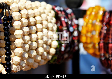 Perlen Armbänder im Shop von Surajkund fair Stockfoto