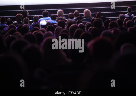 Menschen beobachten Kino Stockfoto