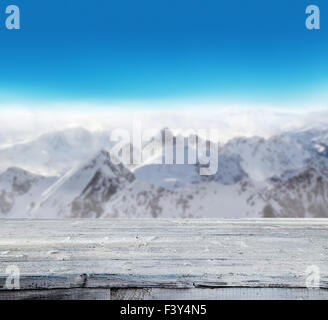 Verschneite Winterlandschaft mit Holzbohlen Stockfoto