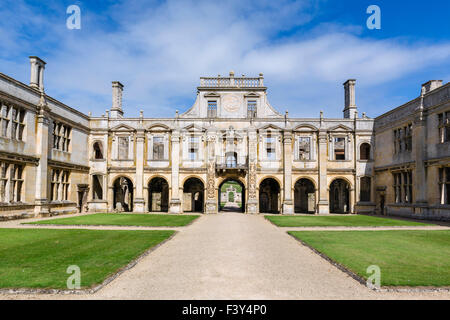 Der Innenhof mit Blick auf die Nordfassade in Kirby Hall, ein jetzt zerstörten 16thC elisabethanischen Landhaus in der Nähe von Gretton, Nein Stockfoto