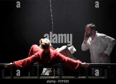 Prag, Tschechische Republik. 13. Oktober 2015. Generalprobe vor der Premiere der Aufführung Familie von Cirk La Putyka in Prag, Tschechische Republik, auf Dienstag, 13. Oktober 2015. © Roman Vondrous/CTK Foto/Alamy Live-Nachrichten Stockfoto