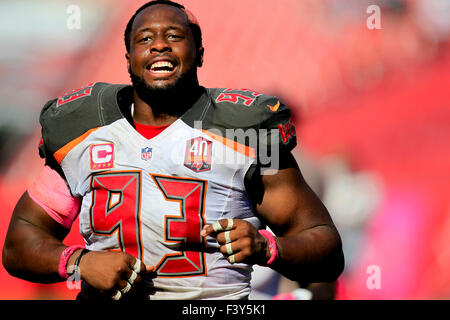 11. Oktober 2015 - Tampa, Florida, USA - DIRK SHADD |   Zeiten. Tampa Bay Buccaneers defensive anzugehen Gerald McCoy (93) Lächeln, wie er neben dem Feld mit dem Sieg über den Jacksonville Jaguars im Raymond James Stadium Sonntagnachmittag in Tampa läuft (11.10.15) (Credit-Bild: © Dirk Shadd/Tampa Bay Times über ZUMA Draht) Stockfoto