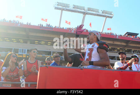 11. Oktober 2015 - Tampa, Florida, USA - DIRK SHADD |   Zeiten. Tampa Bay Buccaneers Wide Receiver Mike Evans (13) klettert in den Ständen zu feiern mit den Fans als die Bucs ihr erstes Heimspiel in 11 Heimspiele gegen die Jacksonville Jaguars im Raymond James Stadium Sonntagnachmittag in Tampa gewinnen (11.10.15) (Credit-Bild: © Dirk Shadd/Tampa Bay Times über ZUMA Draht) Stockfoto