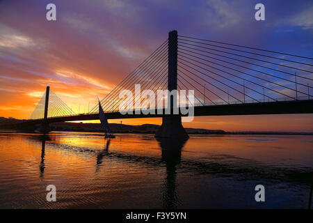 Brücke von Assuan mit Segeln Fulccas - Sonnenuntergang erschossen Stockfoto