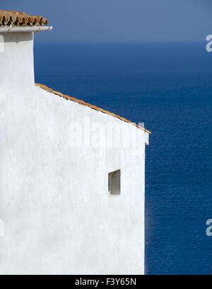 Weiße Gebäude mit blauen Meer Stockfoto