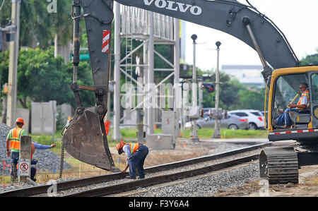 11. Oktober 2015 - West Palm Beach, Florida, USA - die Bauarbeiten entlang der FCC-Linie entlang Quadrille Blvd zwischen Hibiscus Street und Okeechobee Blvd, die kommende All Aboard Florida-Station Sonntag, 11. Oktober 2015, in West Palm Beach unterzubringen. (Kredit-Bild: © Bill Ingram/das Palm Beach Post über ZUMA Draht) Stockfoto