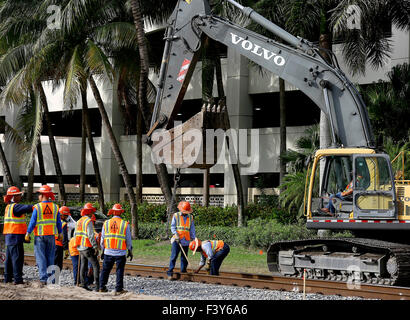 11. Oktober 2015 - West Palm Beach, Florida, USA - die Bauarbeiten entlang der FCC-Linie entlang Quadrille Blvd zwischen Hibiscus Street und Okeechobee Blvd, die kommende All Aboard Florida-Station Sonntag, 11. Oktober 2015, in West Palm Beach unterzubringen. (Kredit-Bild: © Bill Ingram/das Palm Beach Post über ZUMA Draht) Stockfoto