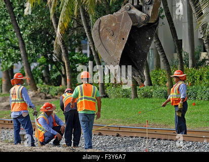 11. Oktober 2015 - West Palm Beach, Florida, USA - die Bauarbeiten entlang der FCC-Linie entlang Quadrille Blvd zwischen Hibiscus Street und Okeechobee Blvd, die kommende All Aboard Florida-Station Sonntag, 11. Oktober 2015, in West Palm Beach unterzubringen. (Kredit-Bild: © Bill Ingram/das Palm Beach Post über ZUMA Draht) Stockfoto