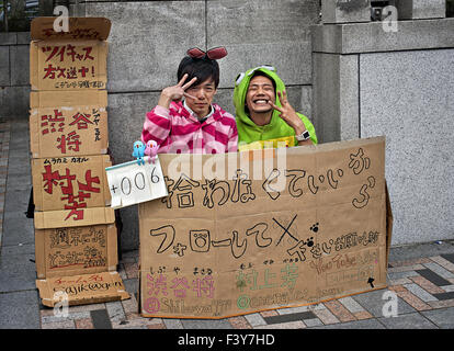 Japan, Honshu Insel, Kanto, Tokio, Jugendliche in Harajuku Bezirk geschieht. Stockfoto