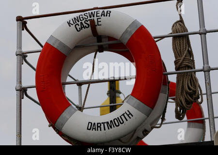 Rettungsring auf Tretboot Dampfer "Kingswear Castle" bei Dartmouth Devon UK. Stockfoto