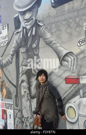 Asiatische Touristen in der Berliner Eastside Gallery Stockfoto