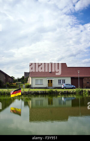 Deutsche Flagge im Teich, Haseloff, Brandenburg Stockfoto