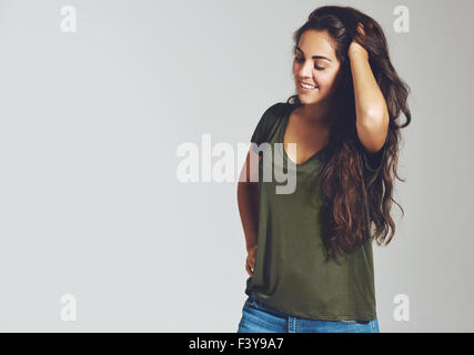 Porträt der lächelnde Frau, die ihre Seite in die Kamera drehen Stockfoto