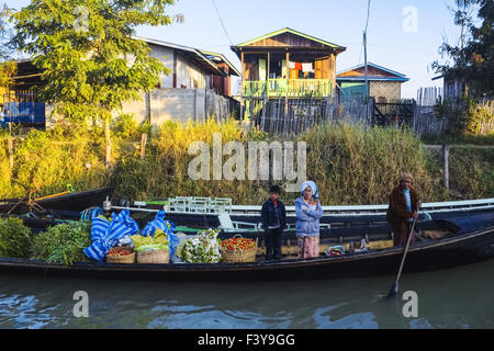 Landwirte mit Gemüse auf Boot, Nyaung Shwe Stockfoto