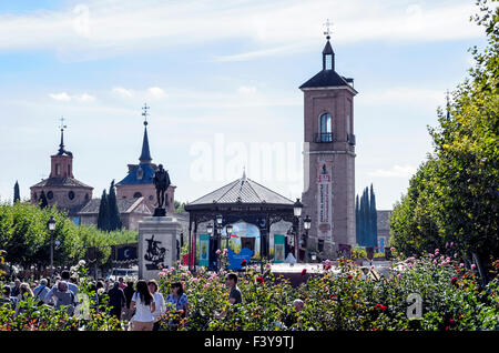 Unbekannte Personen gehen durch Cervantes Quadrat, während Cervantess-Woche, in Alcalá De Henares, 9. Oktober 2015 auf. Stockfoto