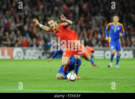 Cardiff, Wales, UK. 13. Oktober 2015. Euro 2016 Qualifikationsrunde. Gareth Bale von Wales durch Idefons Lima von Andorra im Cardiff City Stadium heute Abend in Angriff genommen wird. Bildnachweis: Phil Rees/Alamy Live-Nachrichten Stockfoto