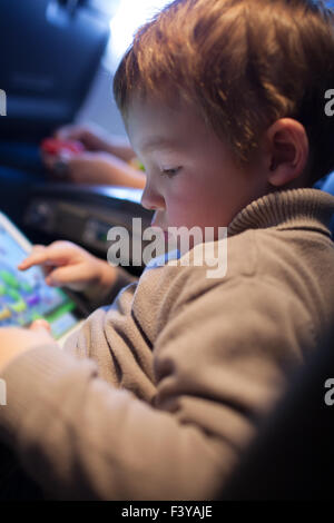 Kleiner Junge spielt auf einem Tabletcomputer Stockfoto