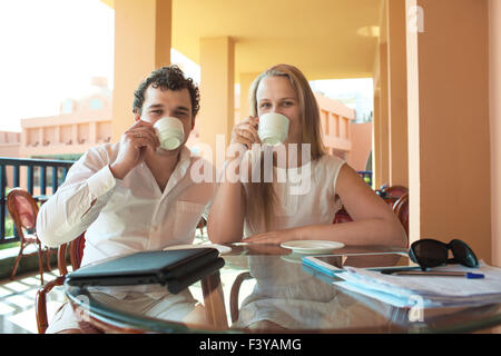 Junges Paar Kaffee trinken auf dem Balkon Stockfoto