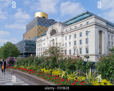 Centenary Square, Birmingham, UK; die klassische Linienführung des Baskerville-Haus, auf der Rückseite der modernen Zentralbibliothek vorne. Stockfoto