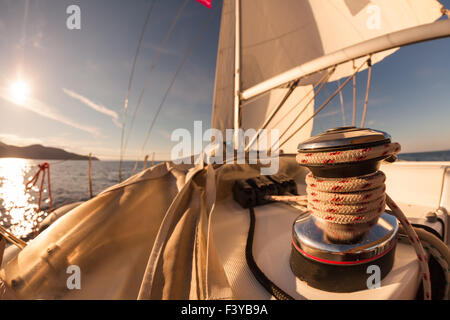 Winde mit Seil auf Segelboot Stockfoto