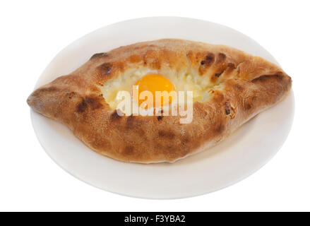 Ajarian Khachapuri auf Teller isoliert auf weiss Stockfoto