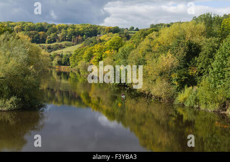 Die stillen Wasser des Flusses Wye in der Nähe von Whitney On Wye, Herefordshire, UK Stockfoto