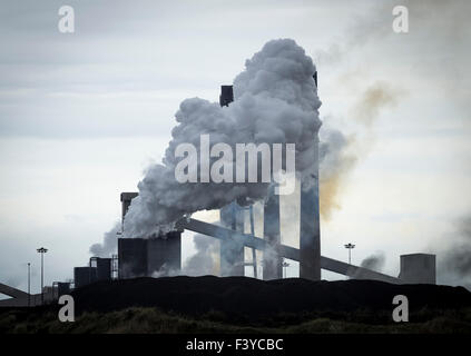 Letzten Rauch gießt aus Redcar Stahlwerk Koksöfen, wie sie sicher nach der Schließung der historischen Werke geschlossen. Stockfoto