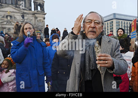 Powwow mit Angaangaq Angakkorsuaq, Berlin Stockfoto