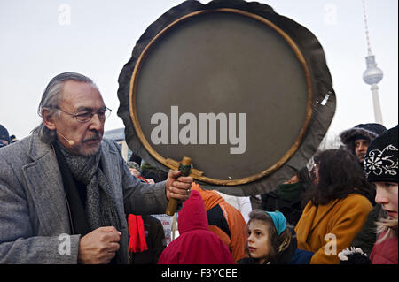 Powwow mit Angaangaq Angakkorsuaq, Berlin Stockfoto