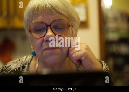Moderne Seniorin mit Skype Stockfoto