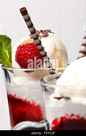 Himbeer-Parfait mit Eis Stockfoto